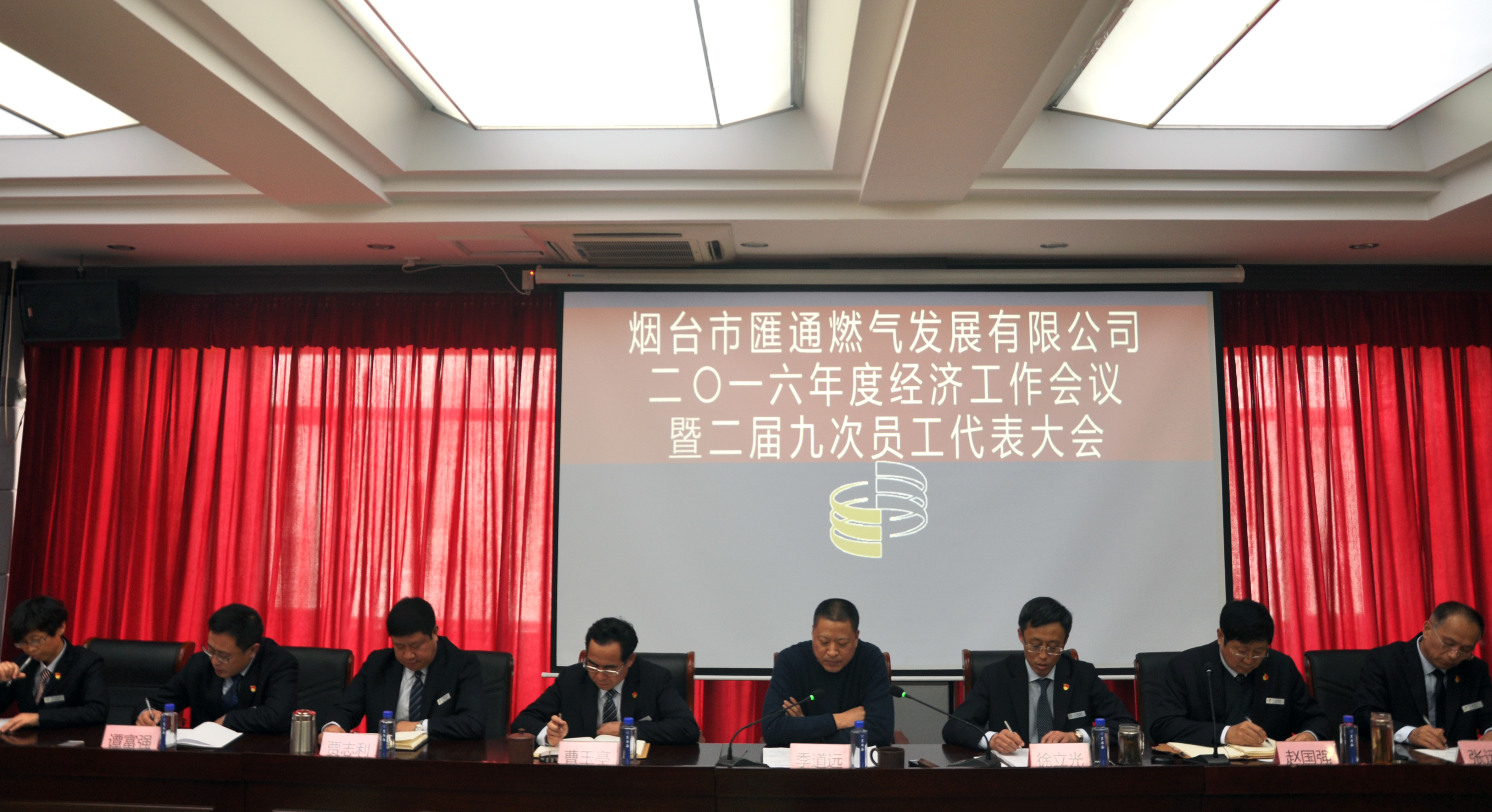 經(jīng)濟(jì)會(huì)議指方向，凝心聚力謀發(fā)展