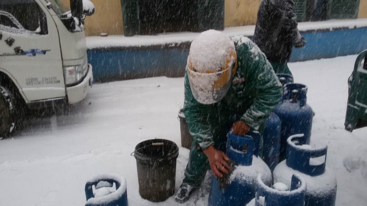 “世紀(jì)低溫”寒冬凌冽，運氣工人冒雪送瓶